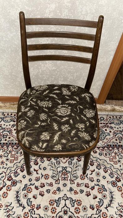 Продам стулья. В комплекте 4 шт