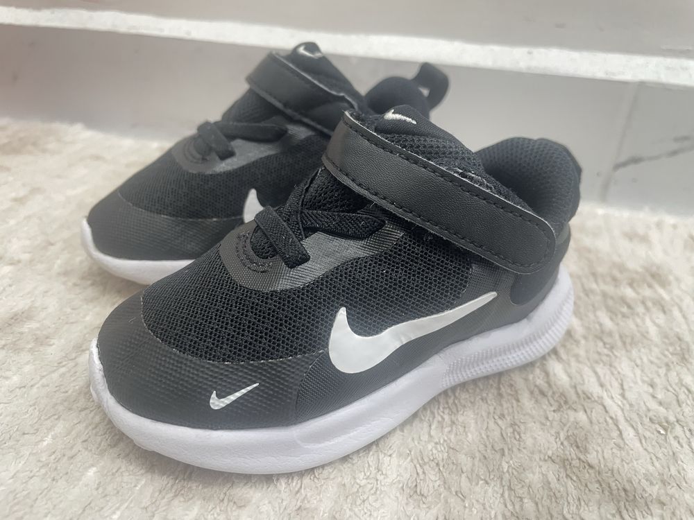 Nike Revolution 7-22 номер