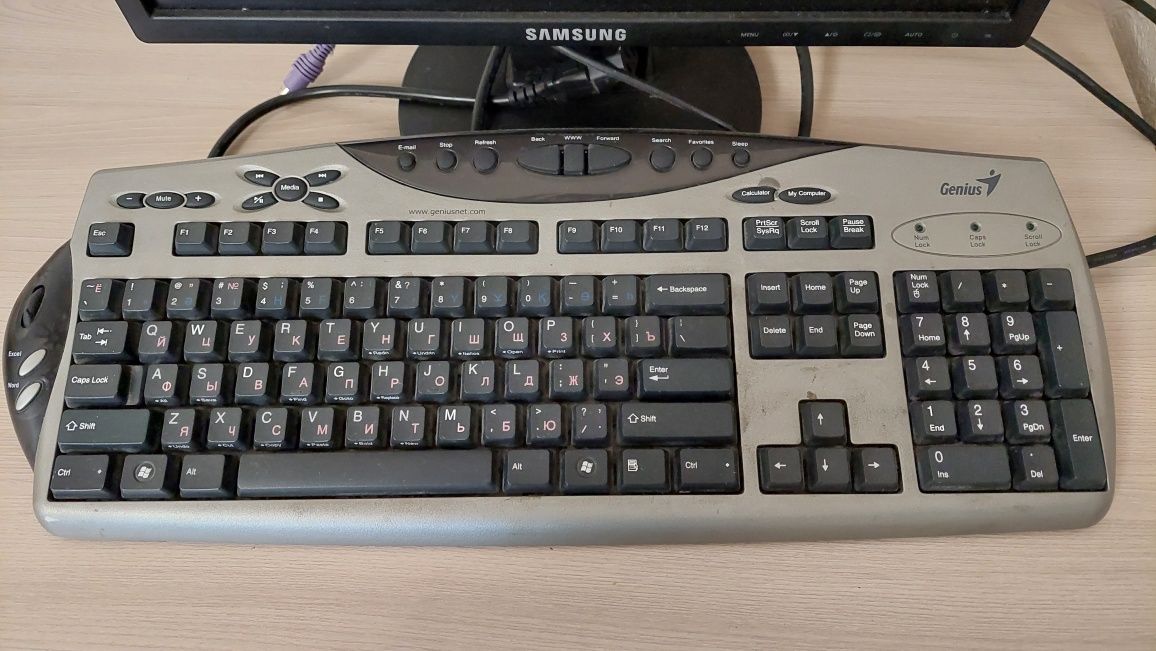 Монитор Samsung с клавиатурой