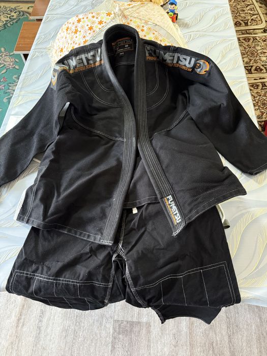 Продам кимоно почти новый