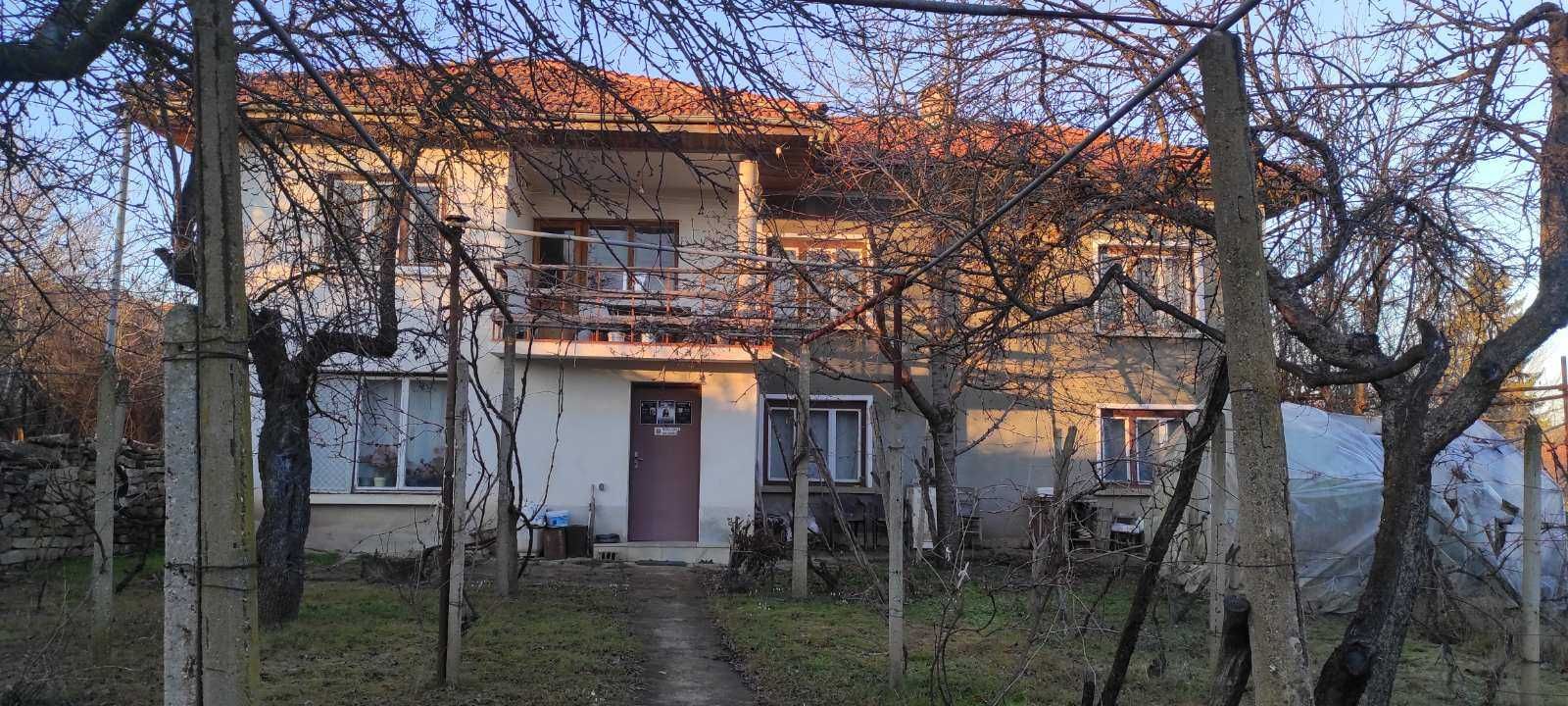 двуетажна къща с дворно място