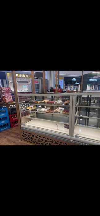 Продавам професионални хладилни витрини в отлично състояние.