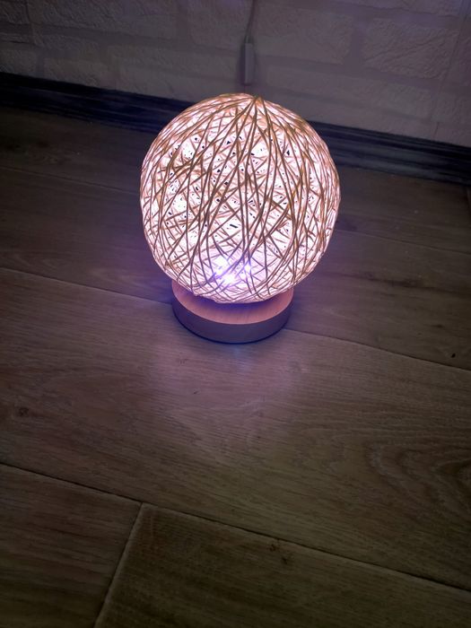 Veioza din lemn masiv si ratan, incarcare USB, utilizare versatila, il