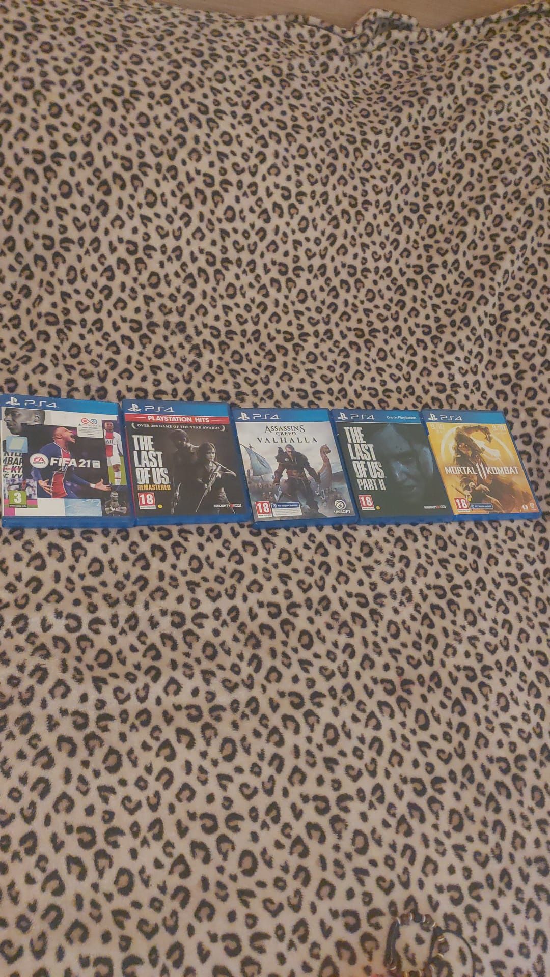 PlayStation 4 special edition + 2 controlere + 5 jocuri