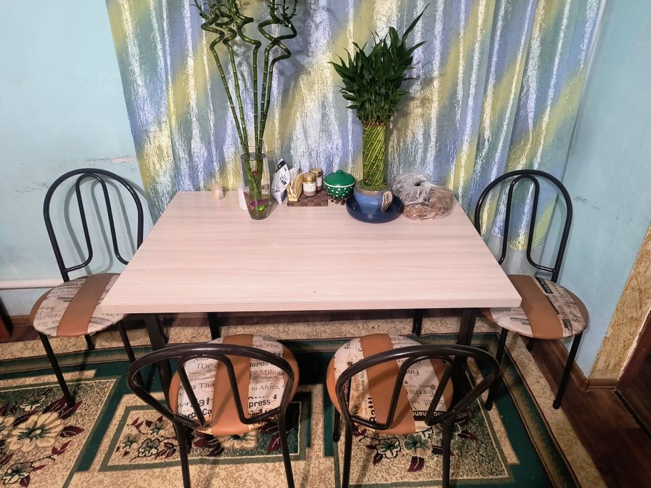 Кухонный стол и стулья