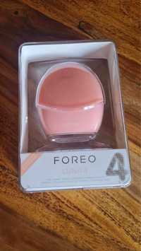 FOREO LUNA 4 – масажна четка за почистване на лицето с микроток.