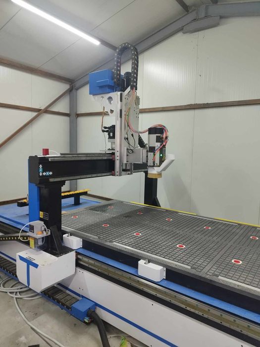 CNC Router 4 Axe cu ax swing, masă 3000×1250, nou