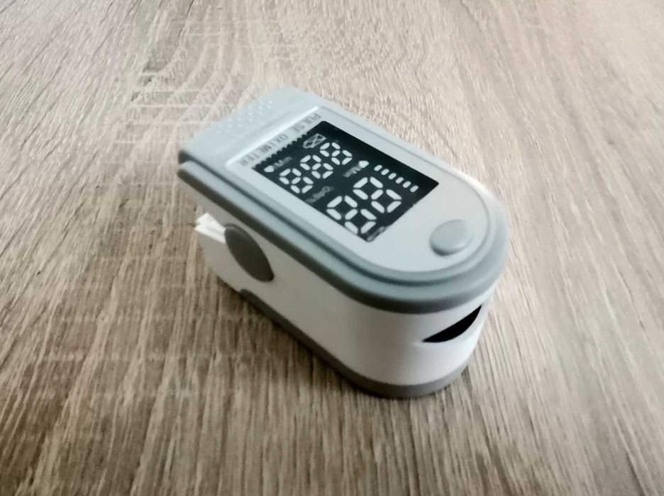 Aparat masurare a pulsului la deget calculare a oxigenului din sange