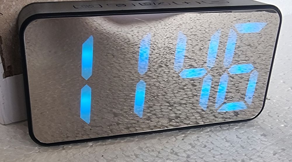 Часовник лед настолен с аларма и RGB цветове за чифрите