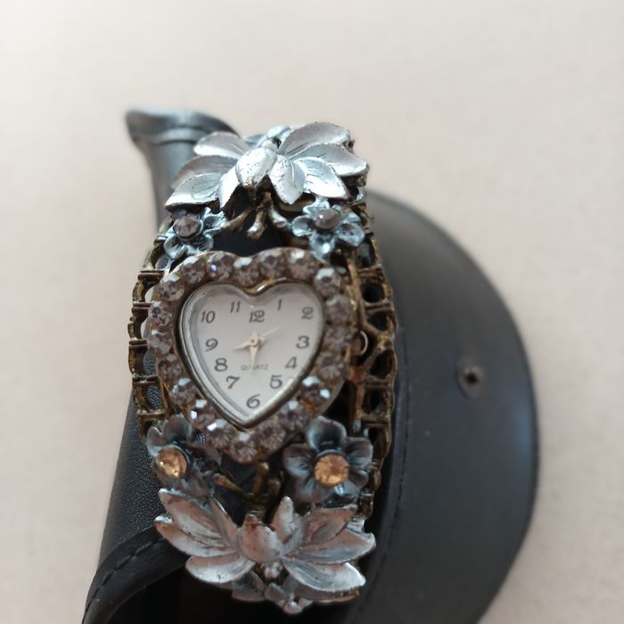 Дамски часовник гривна,с гравирана дрьжка