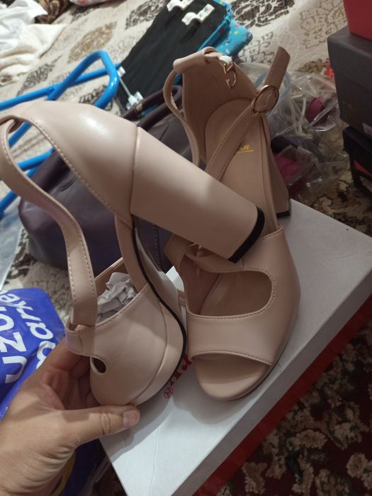 Oyoq kiyim va ko'yne sotiladi yengilariyam bor ichida umuman kiylmagan