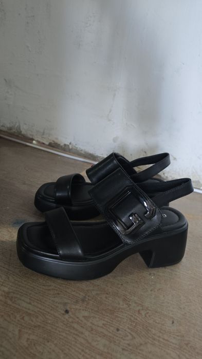 Продам новые босоножки 36 размер