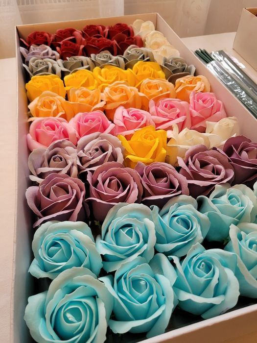 Vând trandafiri din spumă