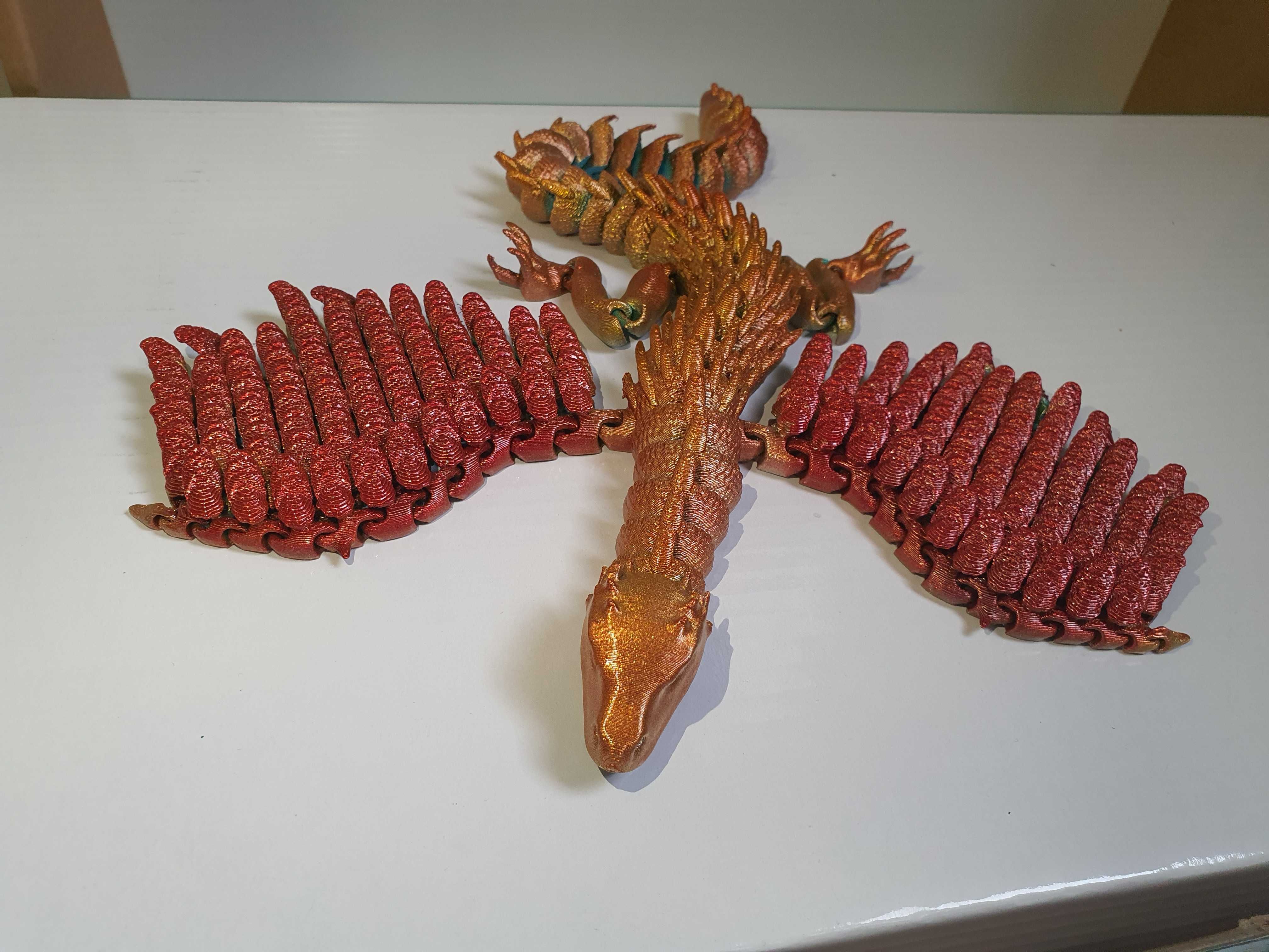 3d фигура Дракон с крила.  Изцяло движещи се пера на крилата.