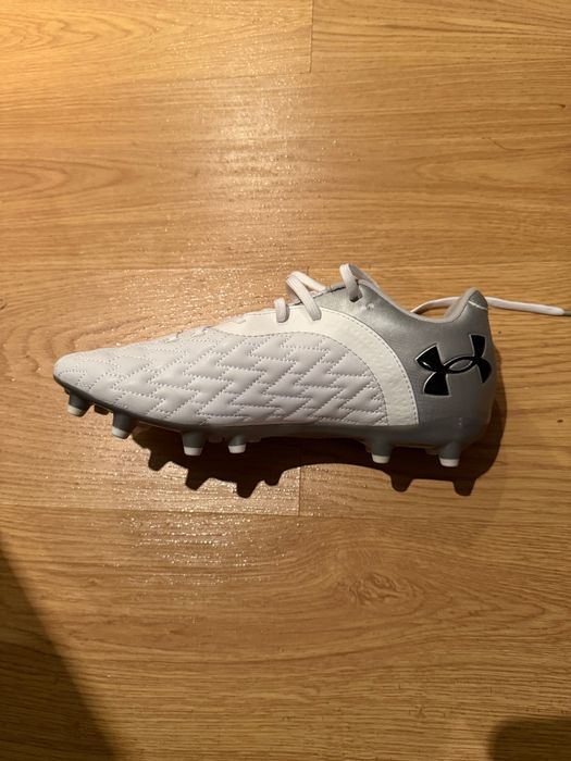 Чисто нови футболни обувки Under Armour номер 43