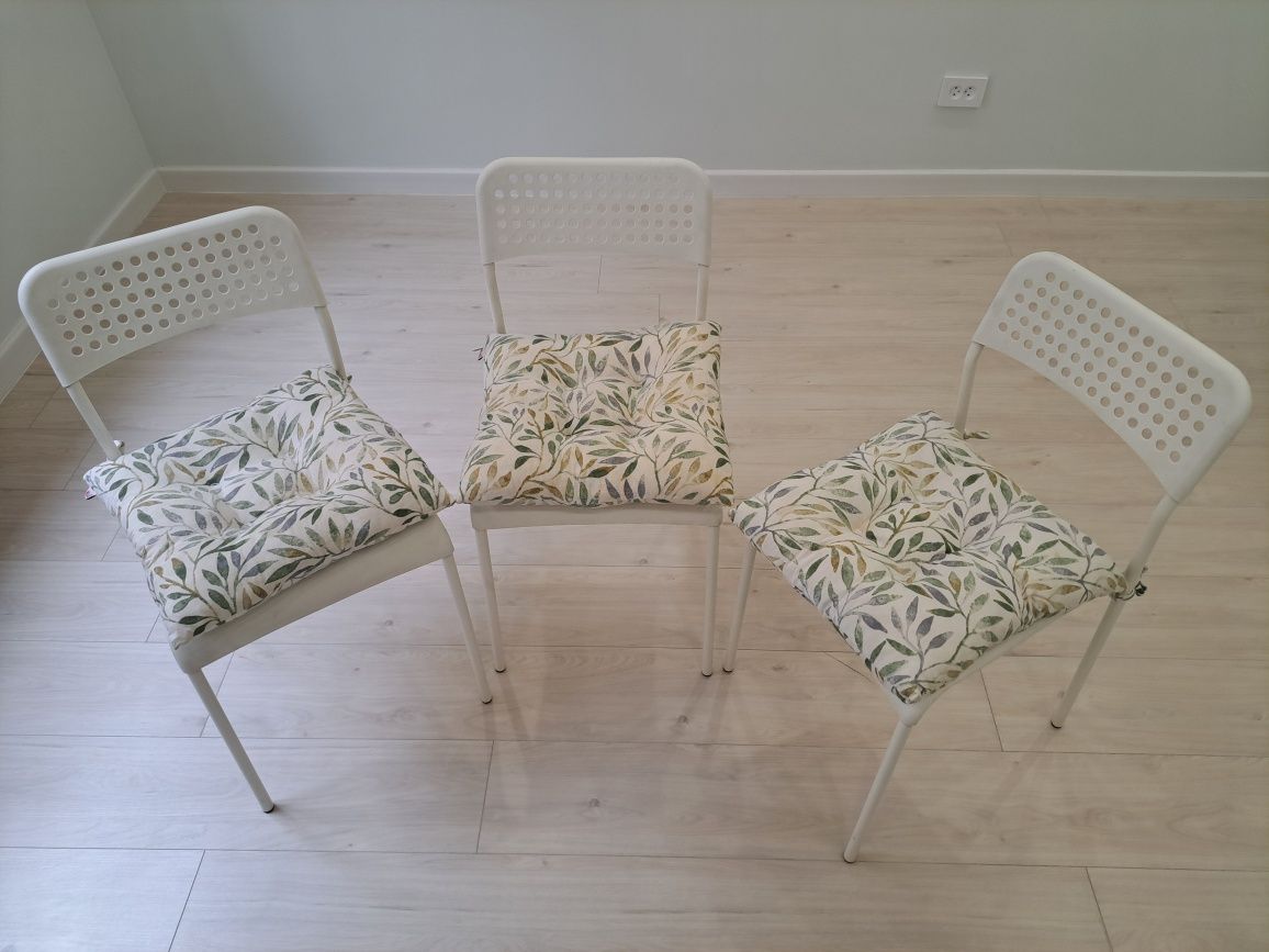 Три стула Икеа с подушками