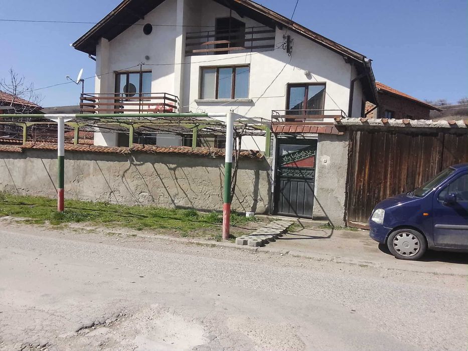 Двуетажна къща в село блажиево