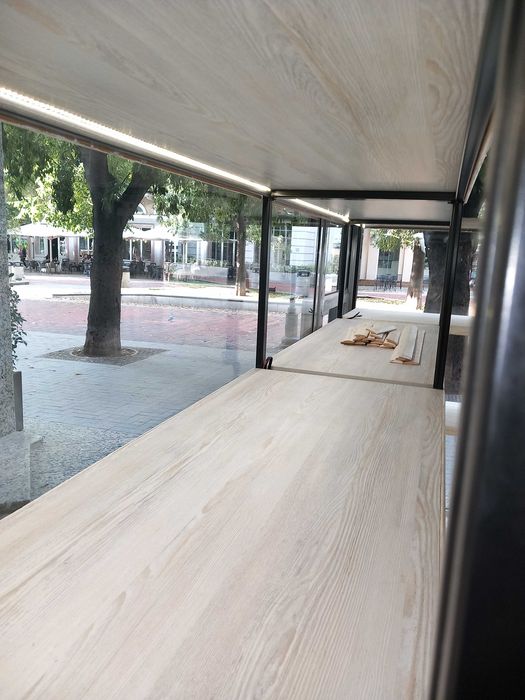 Оборудване за магазин - стелажи, витрина