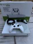 Xbox One S 1TB + o maneta + multe jocuri pe cont