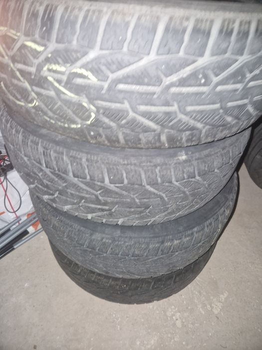 Vand anvelope iarna 215.60.16 in state foarte bună
