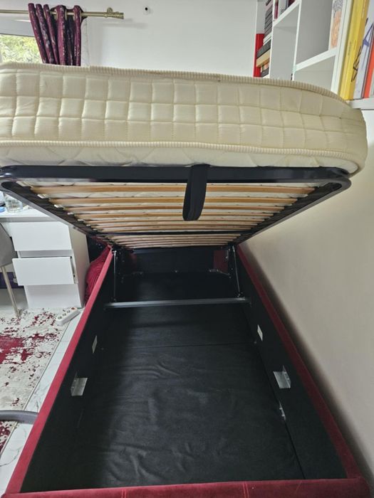 Vând doua paturi complete aproape noi