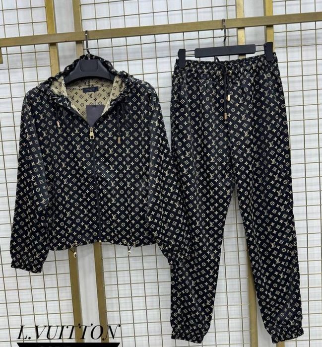 Trening dama Louis Vuitton 
S  XL XXL 

270 lei