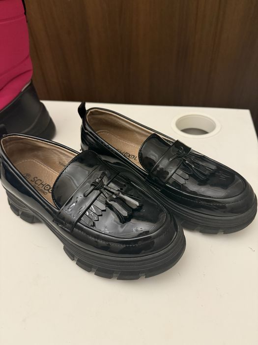 Продам  лоферы лакированные.