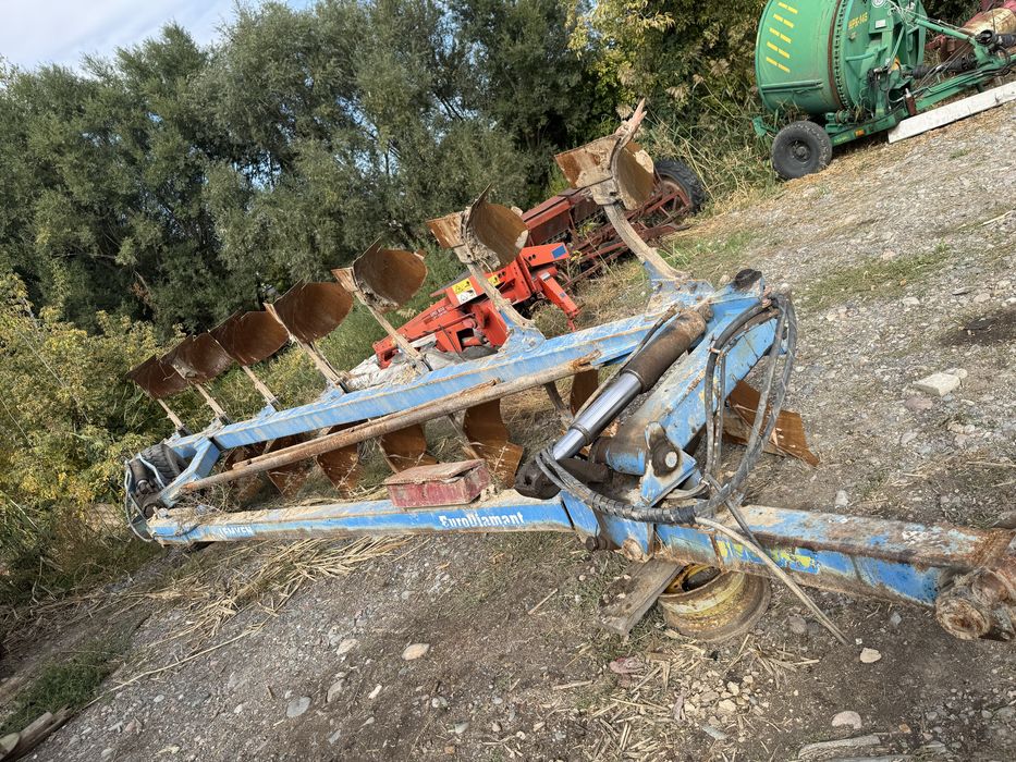 Трактор CASE  с плугом LEMKEN,