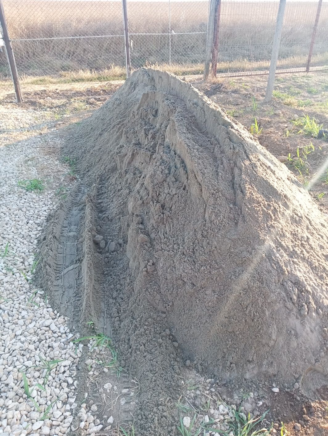 Nisip pietriș mărgăritar, piatra, pământ vegetal fertil 5t