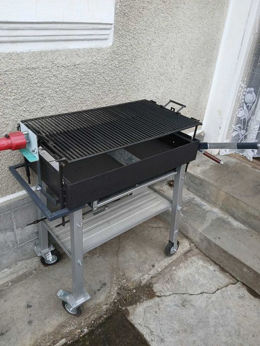 Grătar cu rotisor