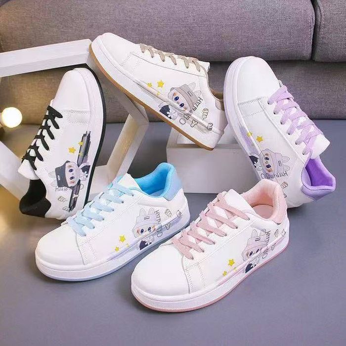 Женские новые кроссовки разные