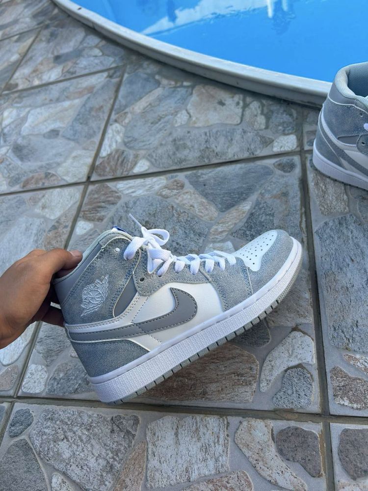 Jordan 1 retro high og hyper royal кецове