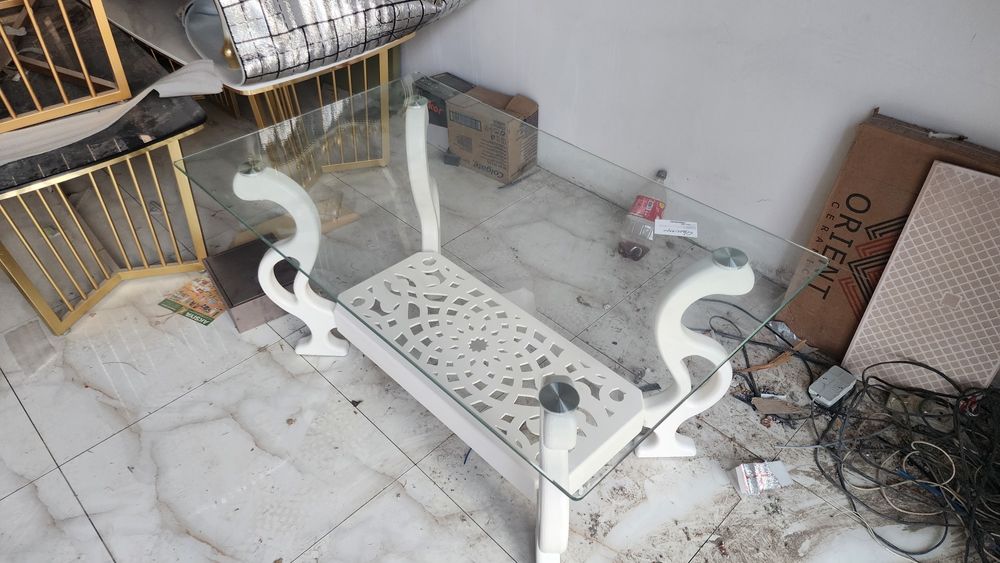 Столик продаётся Каленый стекло Журнальный столик Jurnalniy stol