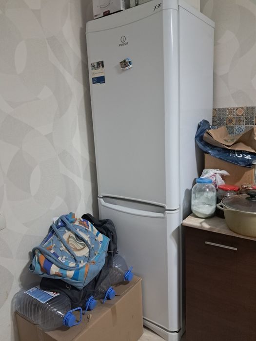 Продаём нерабочий холодильник на запчасти, Индесит