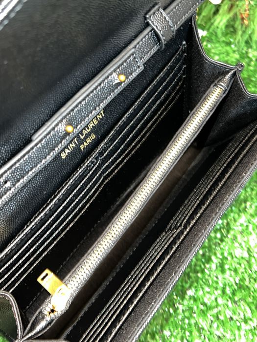 Geanta Saint Lauren neagra, piele fină si moale.