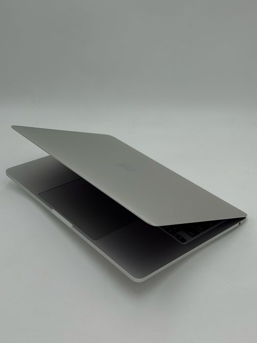 MacBook Pro M1 SSD256Gb в идеальном состяний