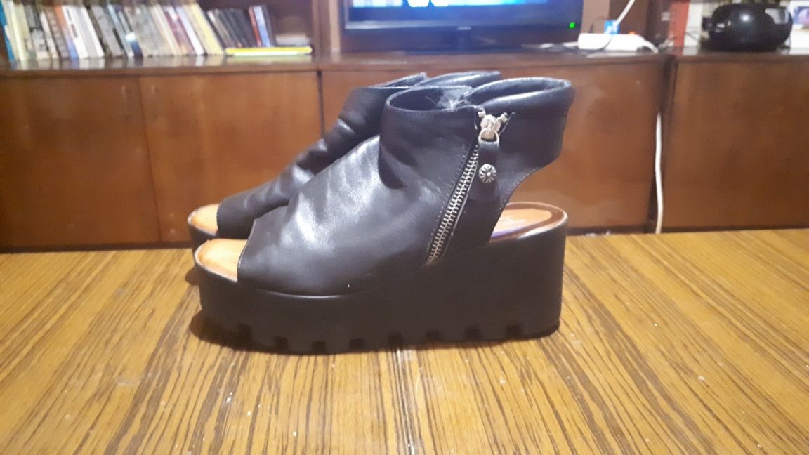 Черни дамски боти-сандали от естествена кожа