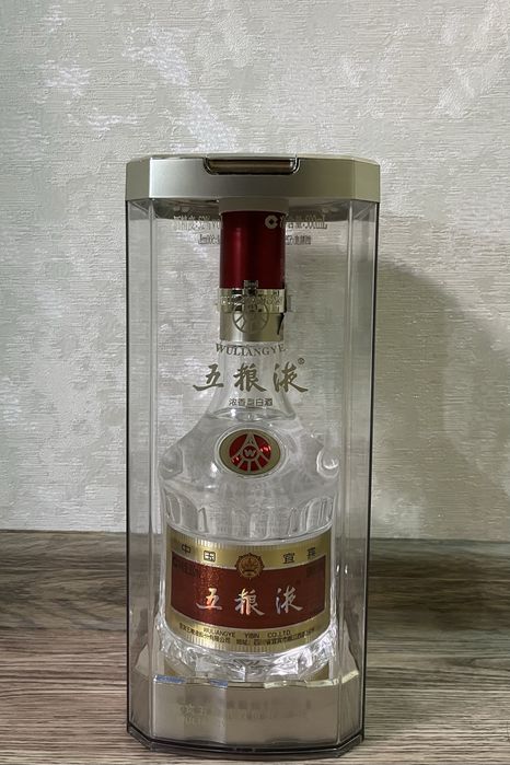 Wuliangye водка 五粮液 52% 500 мл (2022 год)