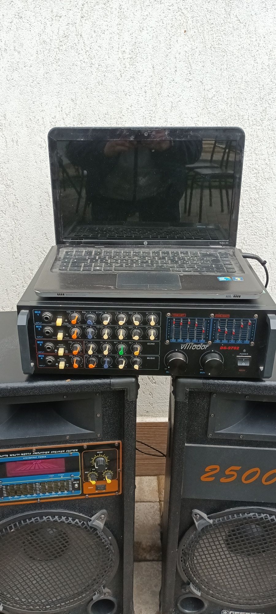 Boxe stație subwoofer și laptop