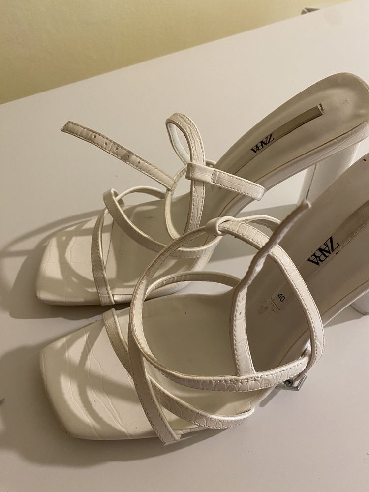 Sandale albe Zara