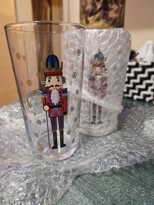 Две коледни чаши с височина 15 см.