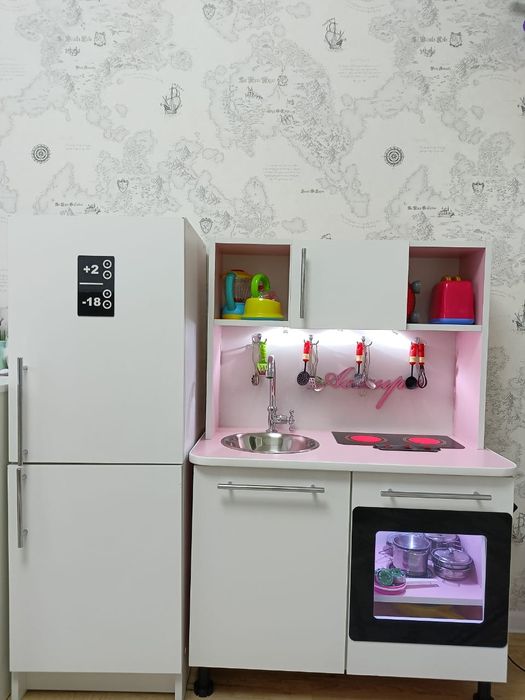 Детская кухня с холодильником