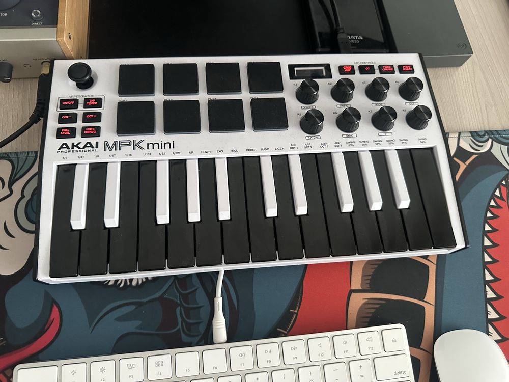 Миди Клавиатура AKAI MPK mini