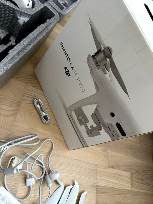 Drona dji Phantom 4 Pro+ V2 Full cutie + multe accesorii