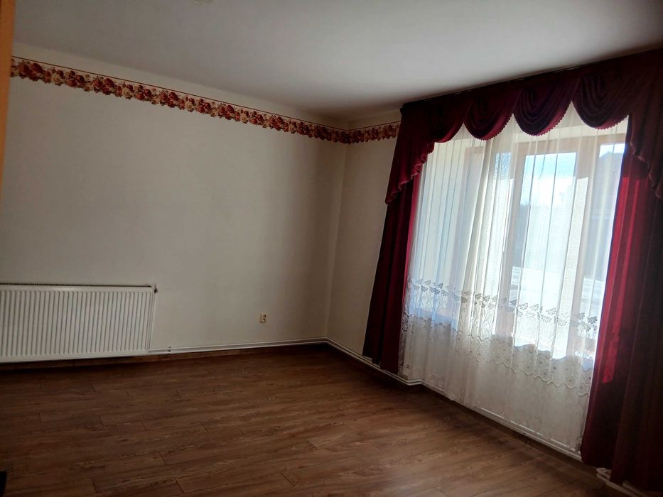 Casa la tara de vanzare