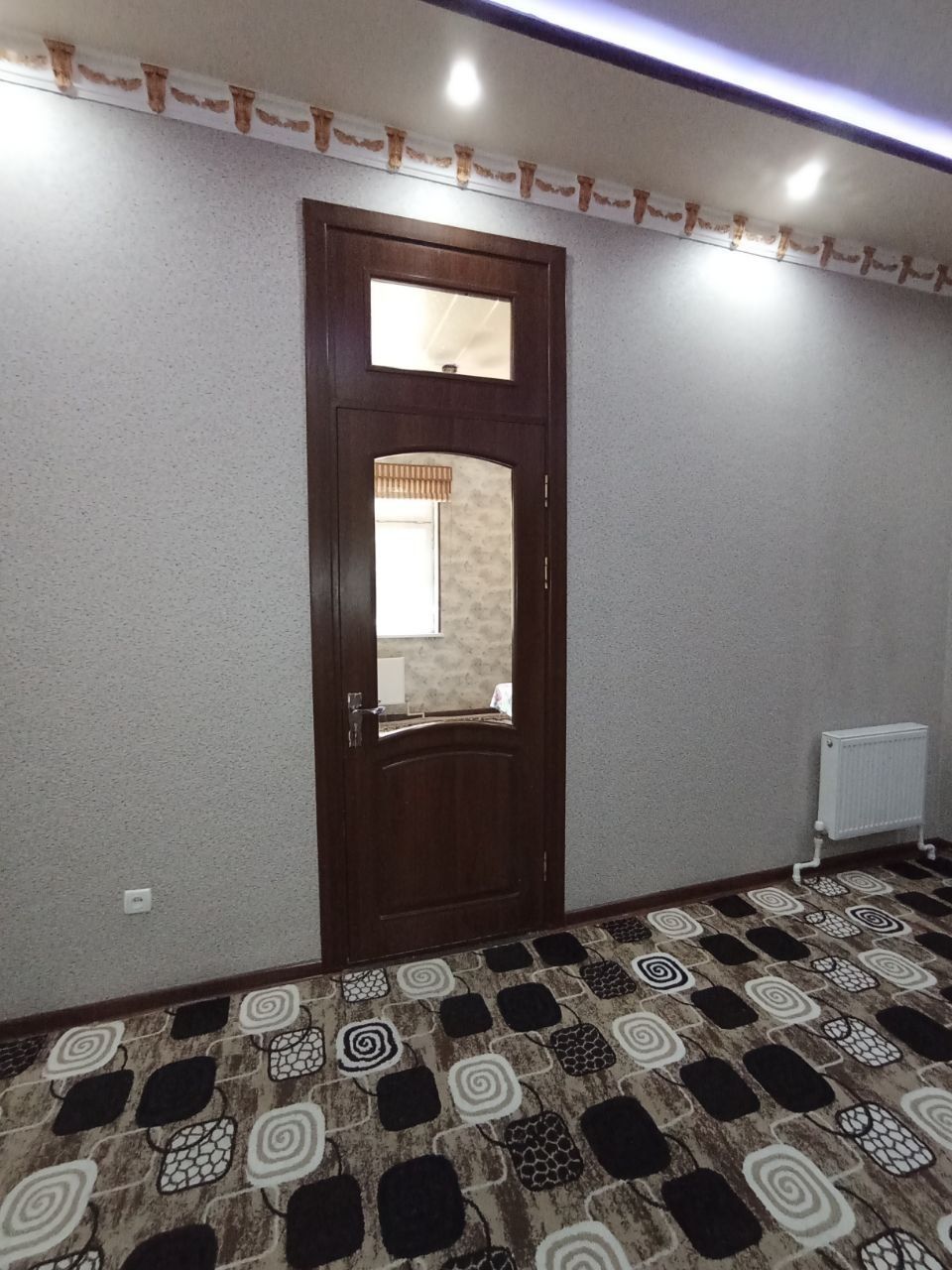Srochna eshiklar sotiladi