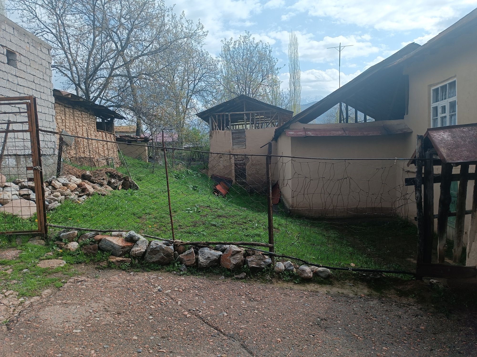 Uchastka sotiladi