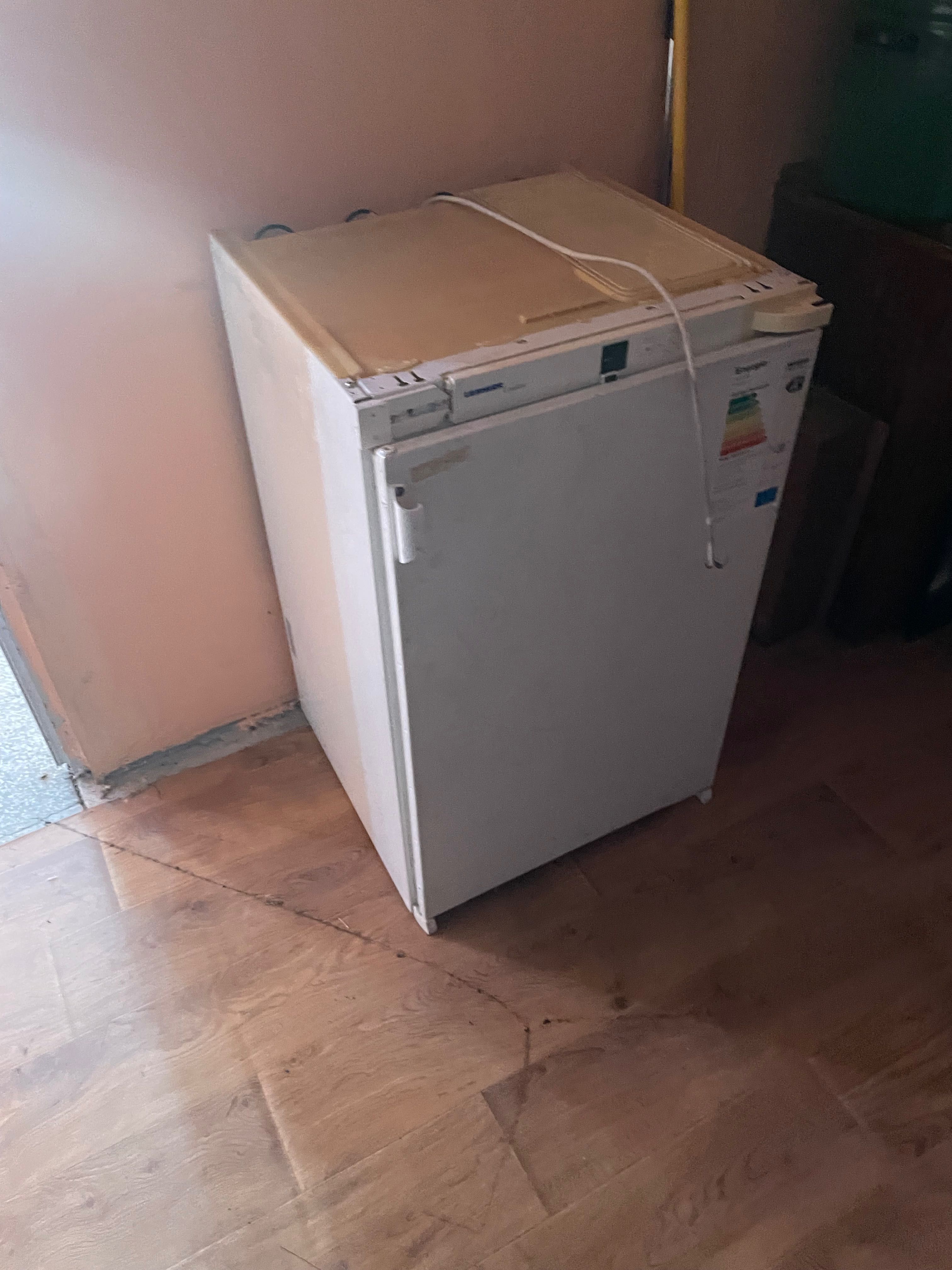 Продавам използвани мебели и хладилник