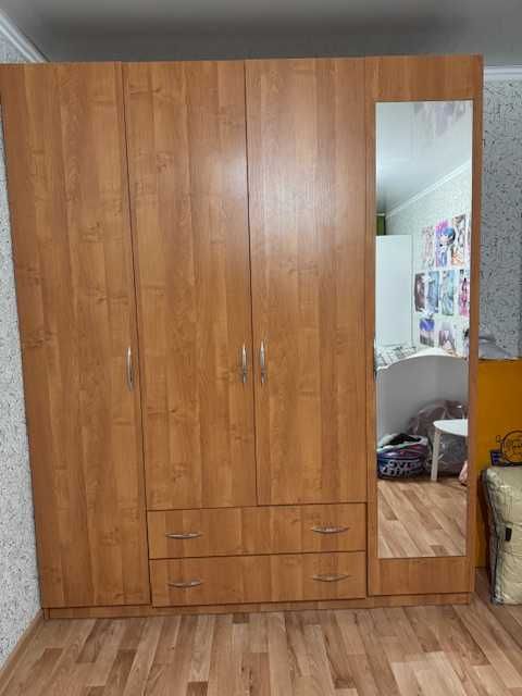 Продаётся шифоньер 4-х створчатый с зеркалом