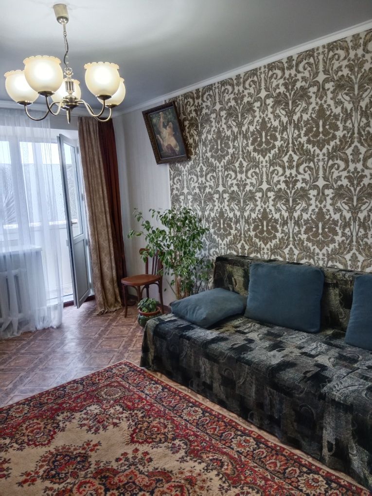 Продается 3комн.квартира, удобный район, тихий , зелёный двор. 8микр.